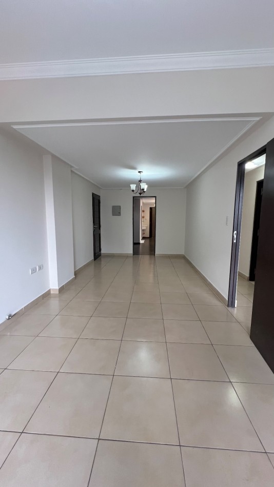 En VENTA Departamento de 2 dormitorios con dependencia frente a Plaza Belgrano, Barrio Sur 