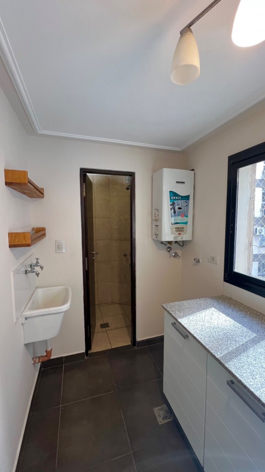 En VENTA Departamento de 2 dormitorios con dependencia frente a Plaza Belgrano, Barrio Sur 