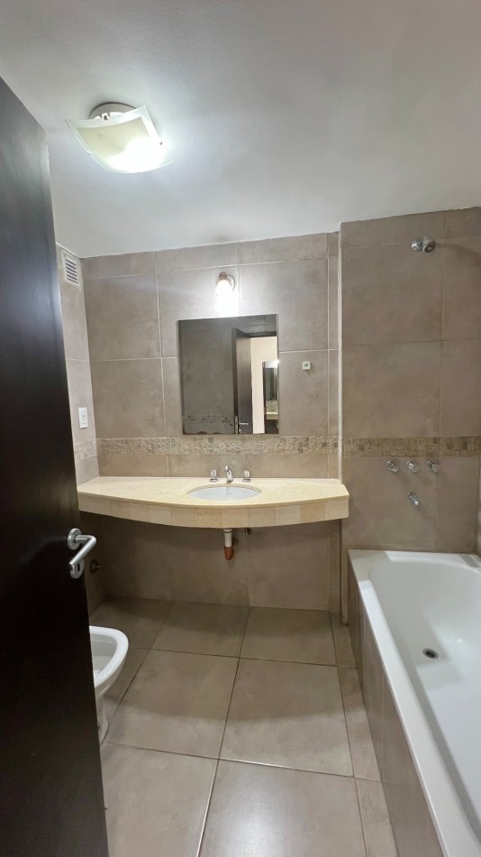 En VENTA Departamento de 2 dormitorios con dependencia frente a Plaza Belgrano, Barrio Sur 
