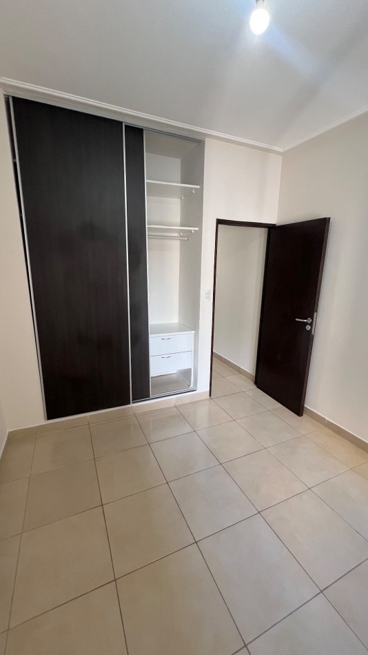En VENTA Departamento de 2 dormitorios con dependencia frente a Plaza Belgrano, Barrio Sur 