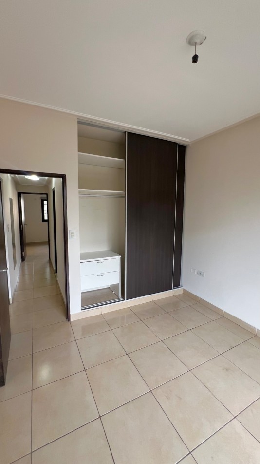 En VENTA Departamento de 2 dormitorios con dependencia frente a Plaza Belgrano, Barrio Sur 