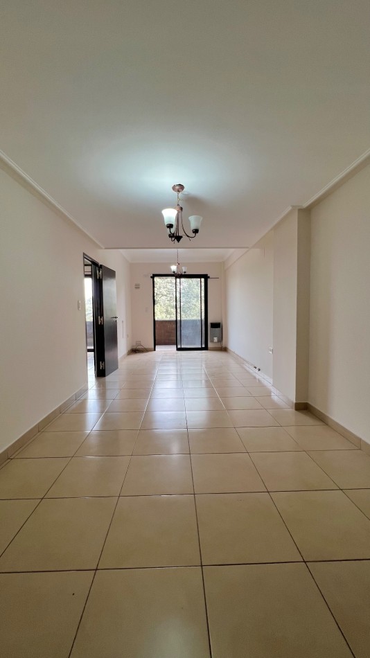 En VENTA Departamento de 2 dormitorios con dependencia frente a Plaza Belgrano, Barrio Sur 