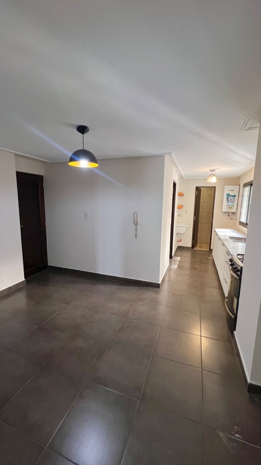 En VENTA Departamento de 2 dormitorios con dependencia frente a Plaza Belgrano, Barrio Sur 