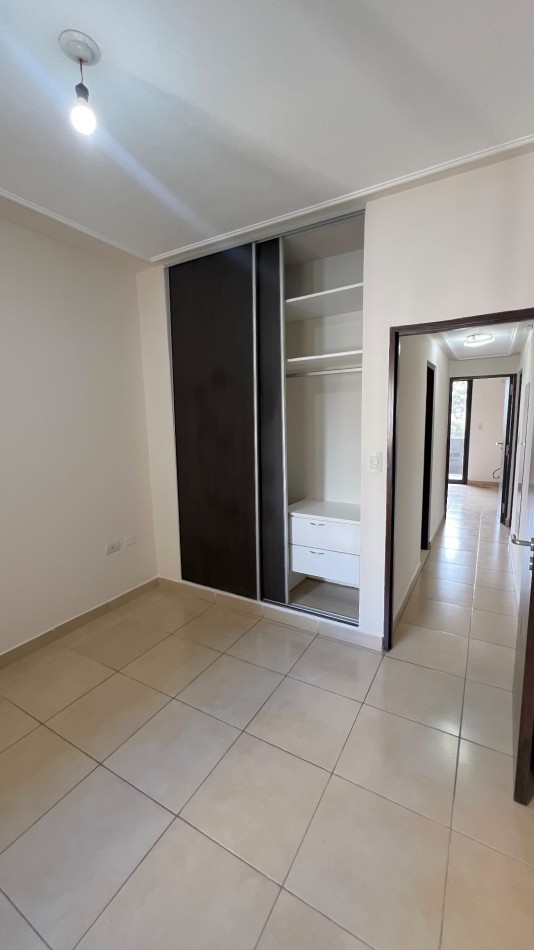 En VENTA Departamento de 2 dormitorios con dependencia frente a Plaza Belgrano, Barrio Sur 