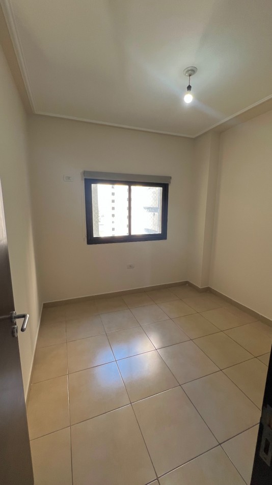 En VENTA Departamento de 2 dormitorios con dependencia frente a Plaza Belgrano, Barrio Sur 