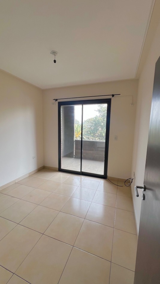 En VENTA Departamento de 2 dormitorios con dependencia frente a Plaza Belgrano, Barrio Sur 