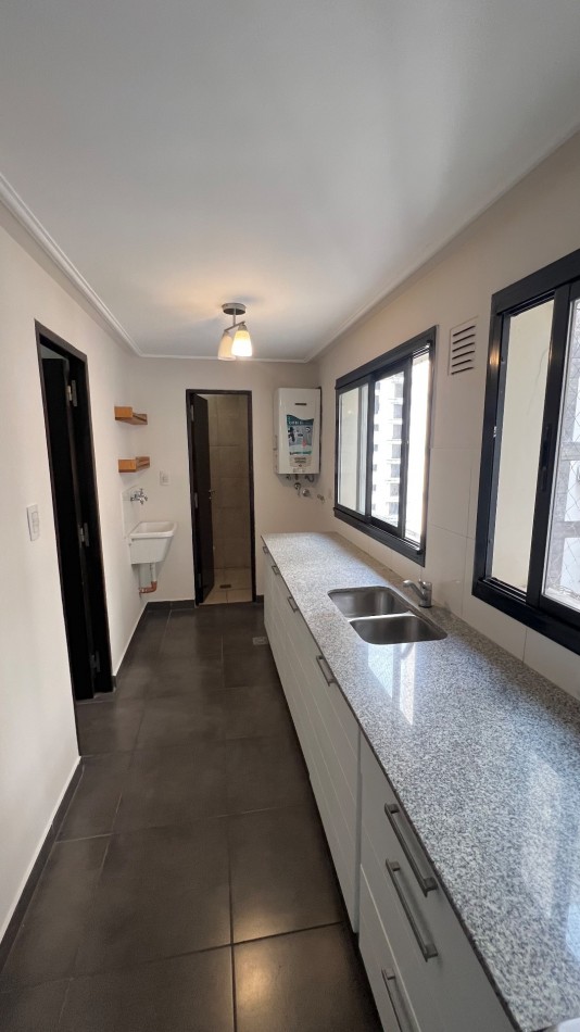 En VENTA Departamento de 2 dormitorios con dependencia frente a Plaza Belgrano, Barrio Sur 