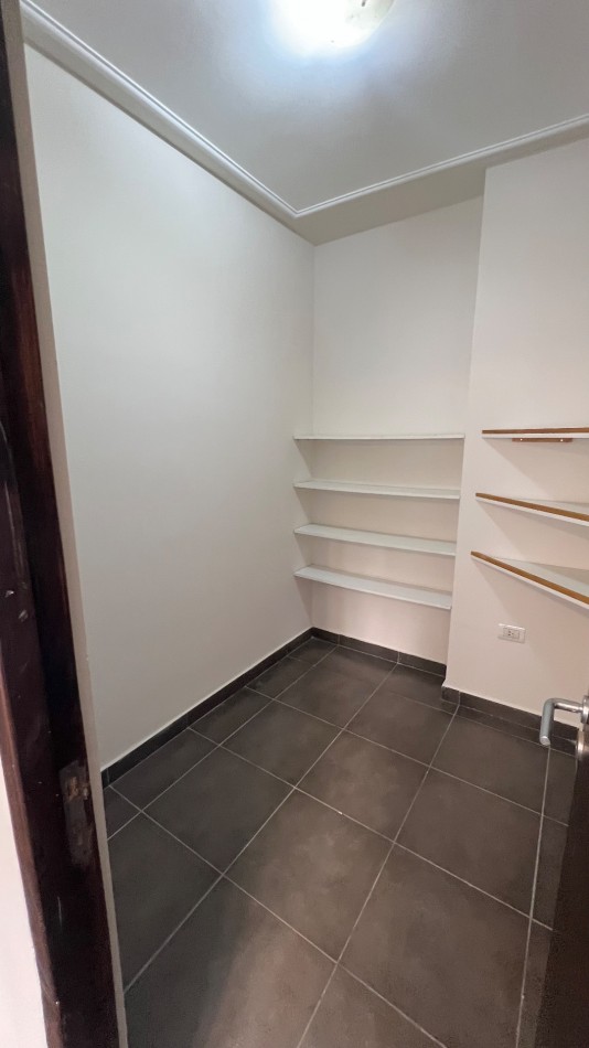 En VENTA Departamento de 2 dormitorios con dependencia frente a Plaza Belgrano, Barrio Sur 