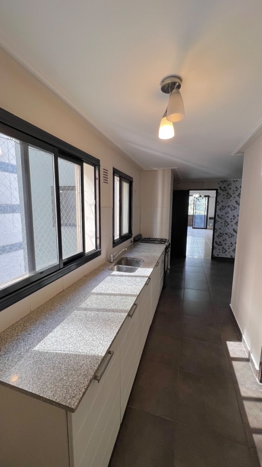 En VENTA Departamento de 2 dormitorios con dependencia frente a Plaza Belgrano, Barrio Sur 
