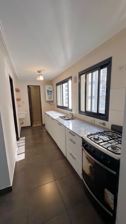 En VENTA Departamento de 2 dormitorios con dependencia frente a Plaza Belgrano, Barrio Sur 