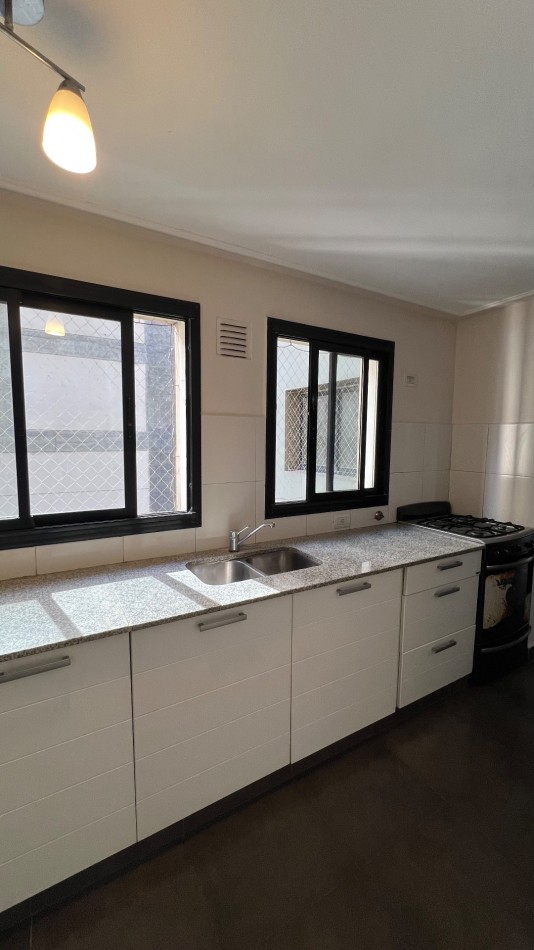 En VENTA Departamento de 2 dormitorios con dependencia frente a Plaza Belgrano, Barrio Sur 