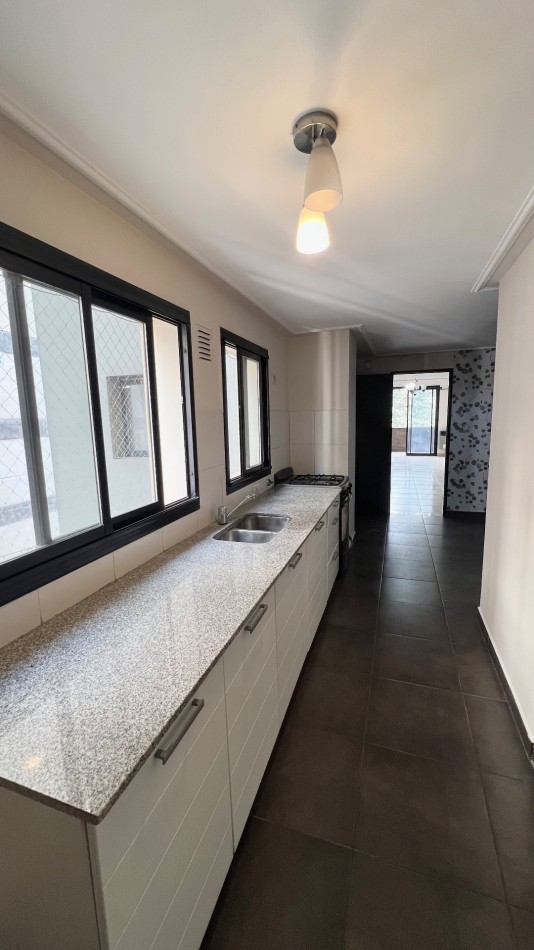 En VENTA Departamento de 2 dormitorios con dependencia frente a Plaza Belgrano, Barrio Sur 