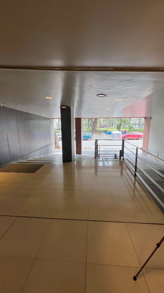 En VENTA Departamento de 2 dormitorios con dependencia frente a Plaza Belgrano, Barrio Sur 